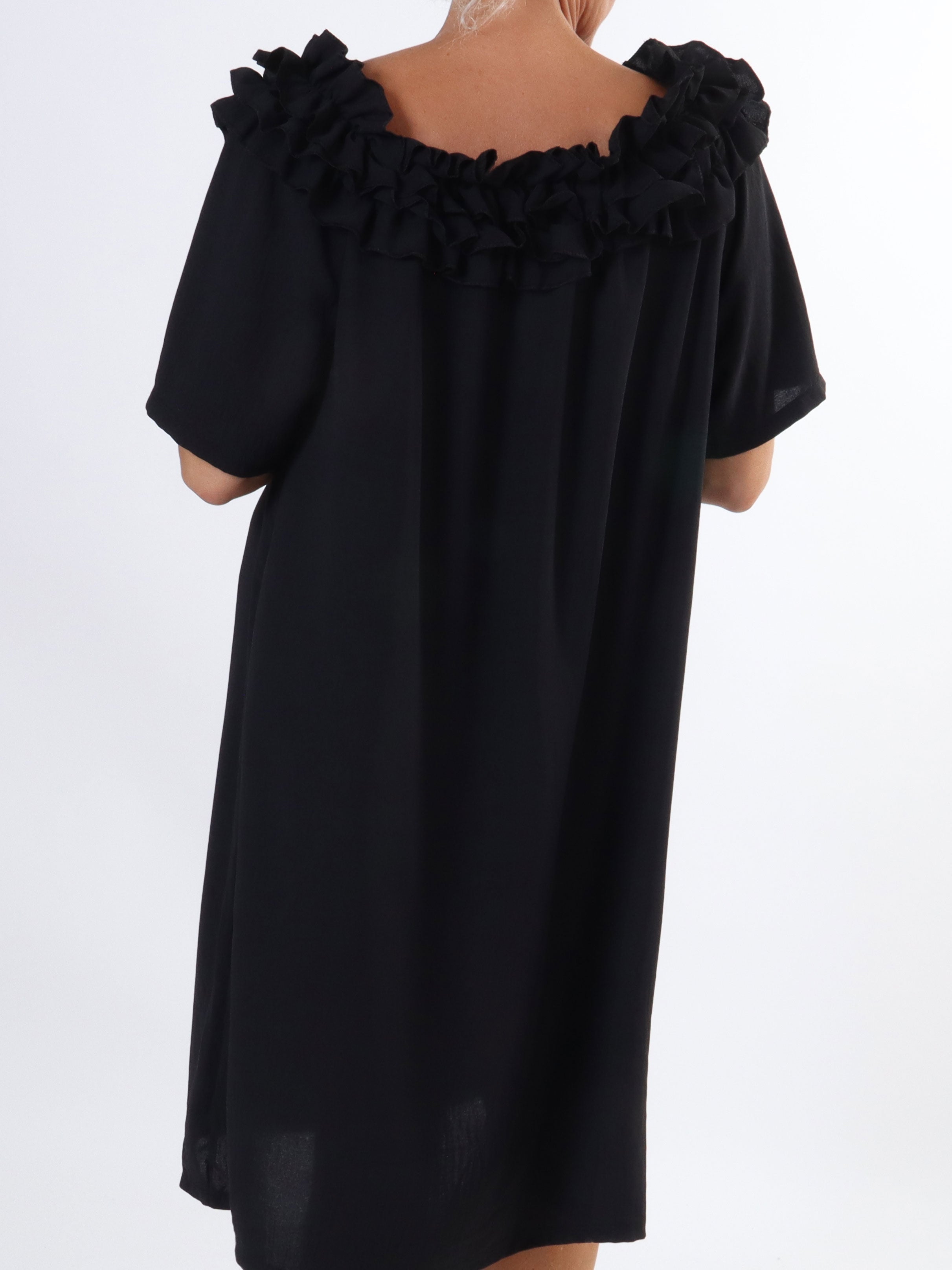 Chili Sleeveless Dress - Plus size-klänning med volanger i halsringningen